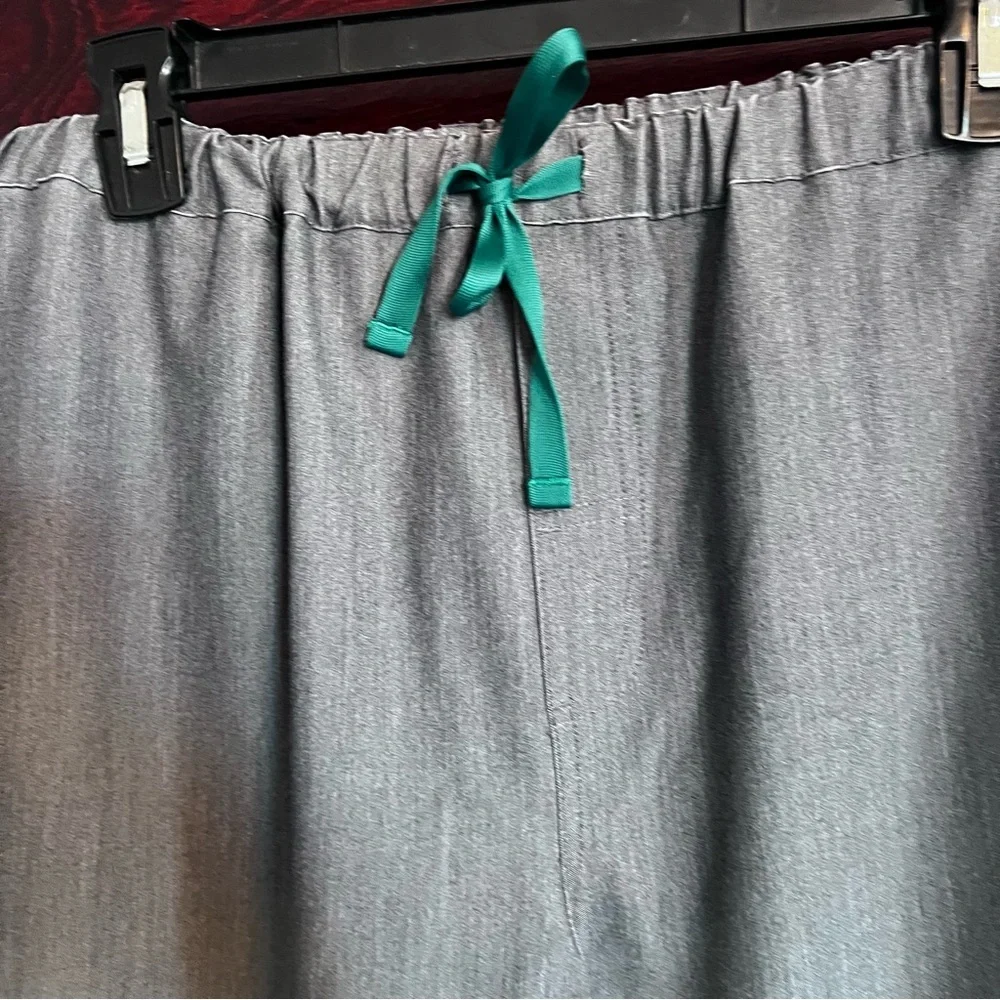 EUC Figs Pisco Scrub Pants in Gray size M